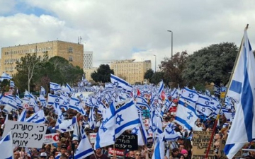 الرافضين للتعديلات القضائية يعلنون مواصلة الاحتجاجات .. واشتباكات بين الشرطة الإسرائيلية والمحتجين على تعليقها