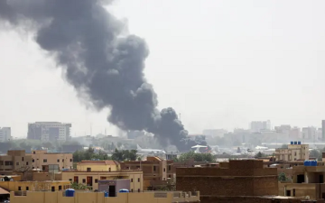 اشتباكات السودان تدخل يومها الرابع .. وارتفاع الضحايا إلى 185 قتيلًا وأكثر من الفين مصاب
