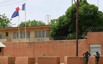مع إصرار باريس بقاء سفيرها في النيجر .. انتشار أمني مكثف وهدوء حذر في محيط السفارة الفرنسية بنيامي