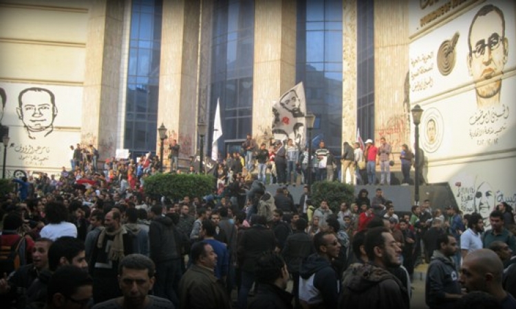 صحفيون يتظاهرون أمام النقابة للمطالبة بـ”القصاص لميادة”