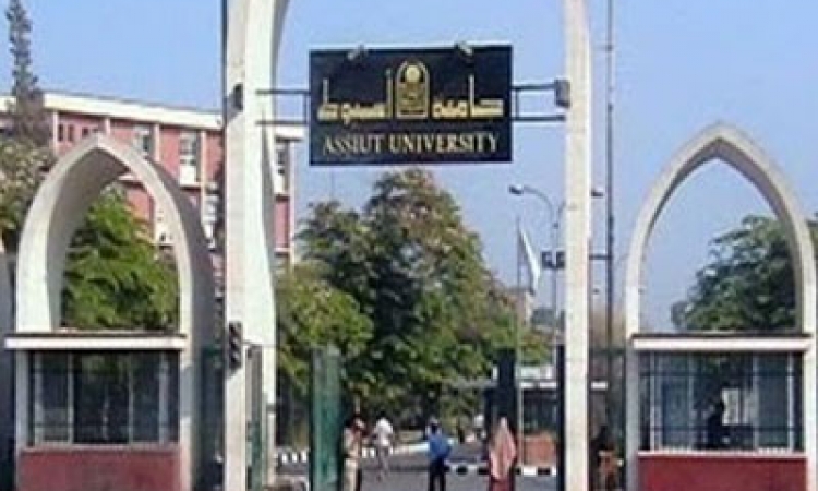 الطلاب من أنصار ” مرسي ” يقتحمون المبنى الإدارى بجامعة اسيوط.. وإدارة الجامعة تطلب الامن ‎
