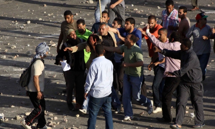 قوات الأمن تغلق “مصطفي محمود” بالاسلاك الشائكة و تلقي القبض علي 12 اخواني