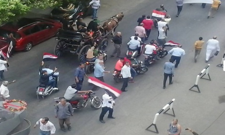 مجهولون يعتدون على مسيرة رافضة لقانون التظاهر في طريقها لـ«الاتحادية».. وقوات الأمن تفرقها بالغاز