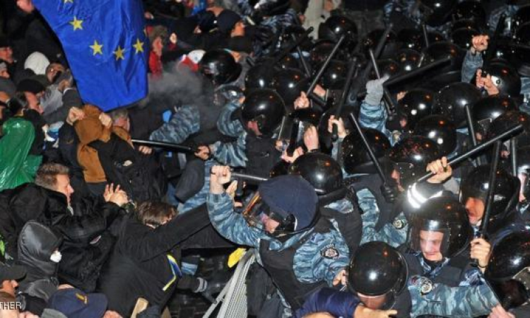 رغم سقوط قتلى :مباراة مصالحة بين المتظاهرين والشرطة فى أوكرانيا
