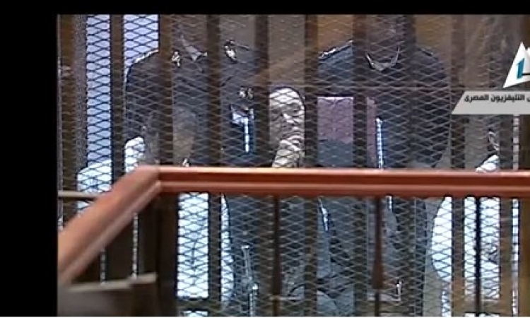 بالفيديو.. مبارك بالبدلة فى المحكمة فى أولى جلسات القصور الرئاسية