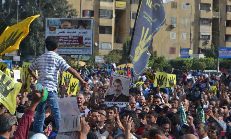 المئات من الإخوان يتظاهرون امام مترو عين شمس  ‎