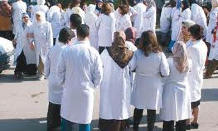 تظاهر العاملين بمستشفى شبين الكوم للمطالبة بالحد الادنى