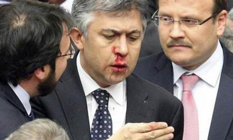 بالصور..شجار عنيف بين نواب بالبرلمان التركي..ونقل عضو للمستشفى