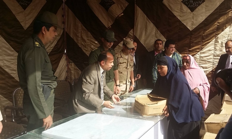 الجيش والمحافظة يسلمون 30 ألف كرتونة مواد غذائية لأهالي الفيوم