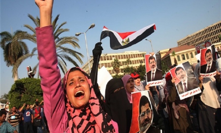 مسيرة للإخوان بالطالبية تستبدل إشارة رابعة بعلم مصر والمصحف