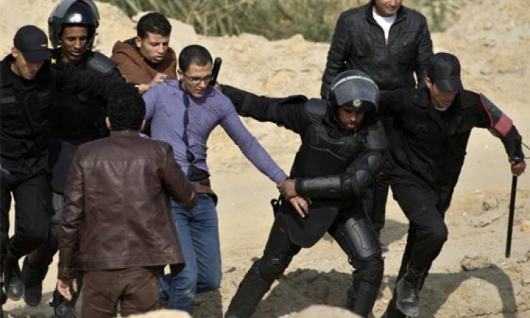 “الموقع” يفتح ملف اعتقال الأطفال وتعذيبهم داخل السجون وأقسام الشرطة