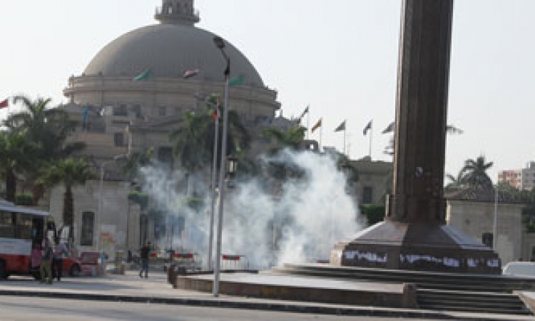 اشتباكات بين الشرطة و”الإخوان” في محيط جامعة القاهرة