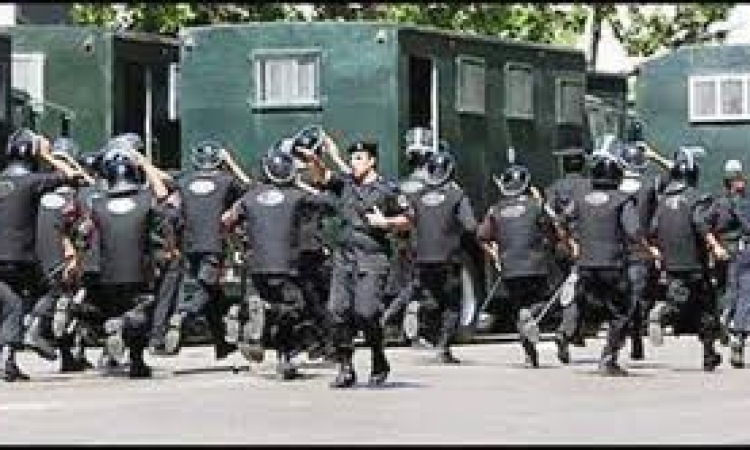 الأمن يمنع اصطفاف السيارات بمحيط السفارة الأمريكية بالتزامن مع احتفالات «يوم الاستقلال»