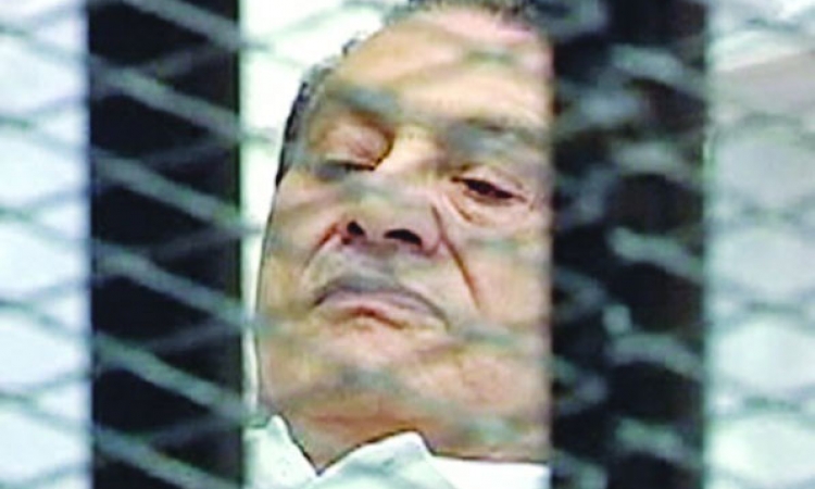 خروج مبارك من المحكمة بعد إصابته بهبوط ودوار