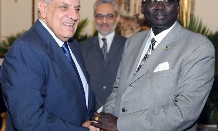“محلب” و”بنجامين” يبحثان تدعيم العلاقات بين مصر وجنوب السودان