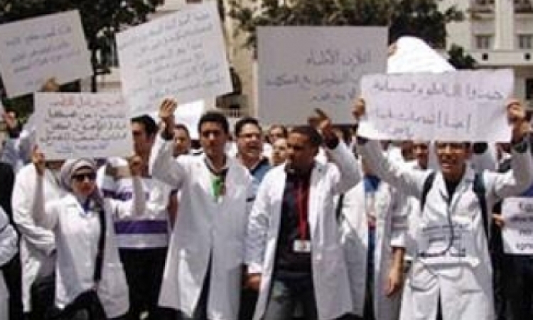 “الأطباء” تهدد باستقالات جماعية  ردا على “مماطلة” الحكومة لمطالبها