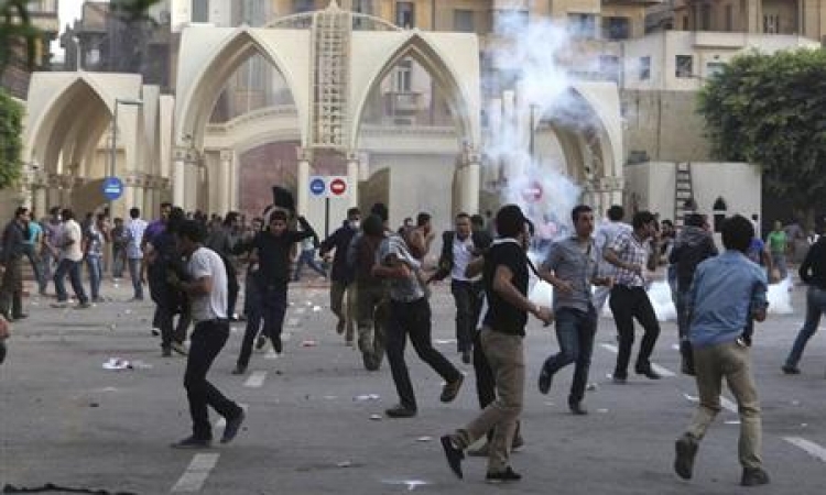 قوات الأمن تطلق الغاز لتفريق طلاب الإخوان امام جامعة القاهرة