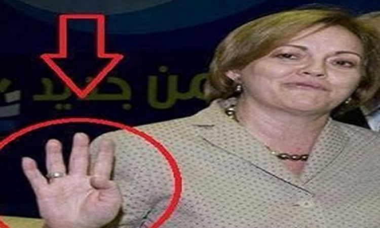 سفيرة امريكية ترفع علامة “رابعة” تثير جدلا واسعا علي ال “فيس بوك “