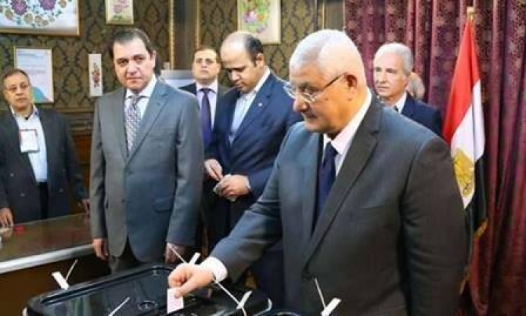 بالصور.. الرئيس عدلى منصور ووزراء ورجال مجتمع يدلون بأصواتهم في الانتخابات