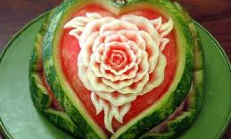 بالصور.. فن النحت على قشر البطيخ بمهرجان «جبنة و بطيخ»