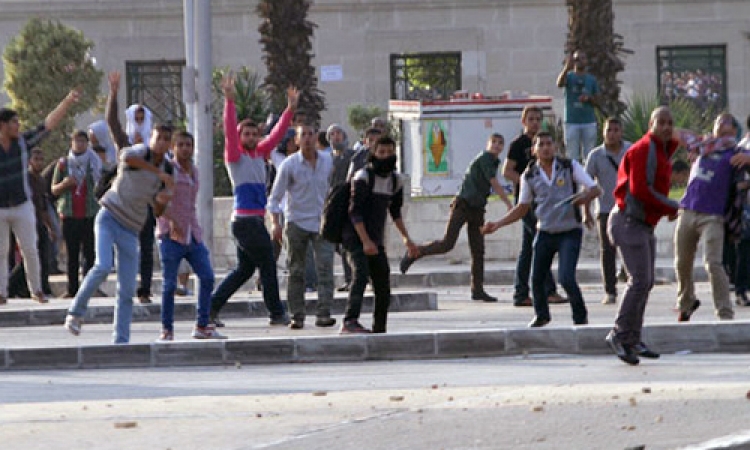 اشتباكات بين طلاب الإخوان وقوات الأمن أمام جامعة القاهرة