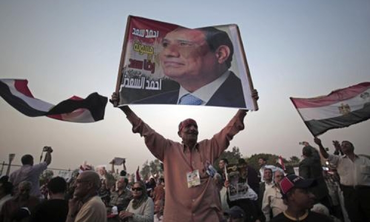 حملة السيسي تندد بوضع “نسر” صباحي على لافتات مرشحهم