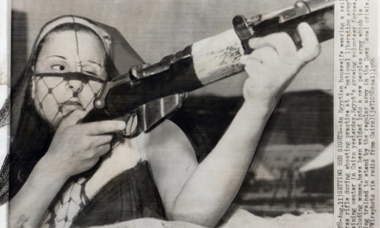 ربة منزل محجبة مصرية تتدرب في جيش التحرير عام 1956