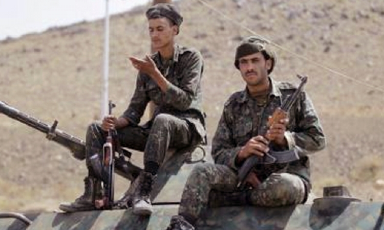 مقتل 8 جنود و10 عناصر بتنظيم القاعدة في هجومين على معسكريين باليمن