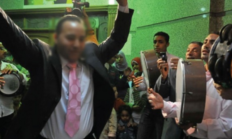 بالفيديو.. عريس يترك عروسه ليرقص على أنغام «تسلم الأيادي» في الشارع