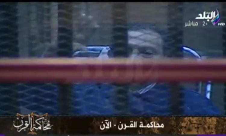 بالفيديو والصور: لأول مرة.. مبارك ونجلاه بالزي الأزرق في «محاكمة القرن»