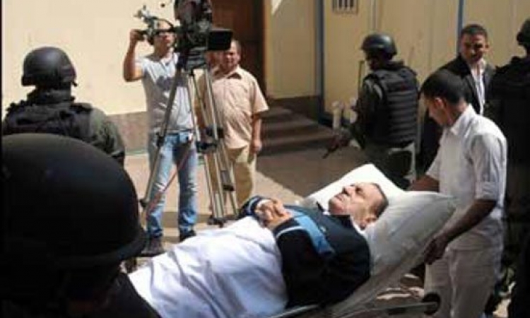 النيابة : لم نتلق اخطارا بحالة مبارك عقب اجرائه جراحة بالفخذ