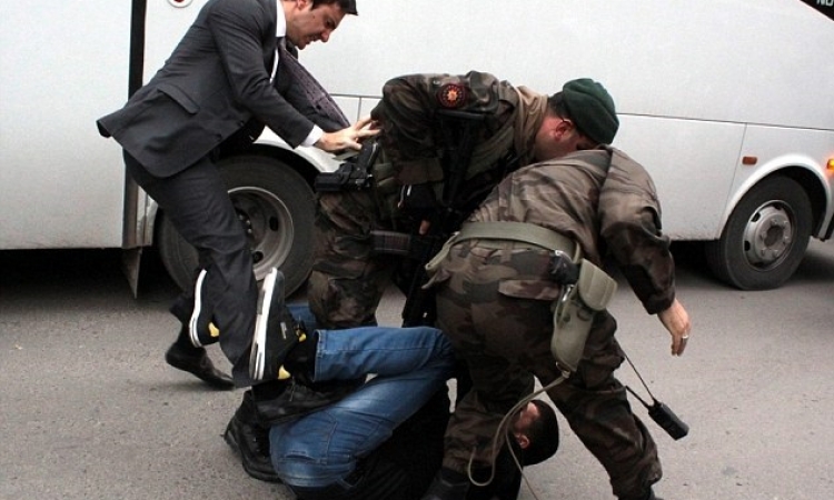 طرد راكل المحتجين التركي «يوسف يركيل»