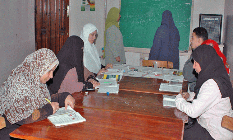 جامعة عين شمس: مكافأة مالية ودرجات إضافية لكل طالب يقوم بتعليم 5 من الأميين