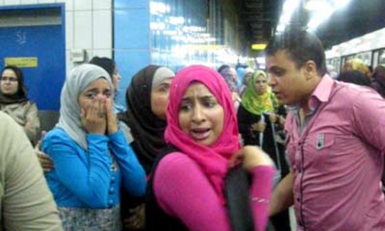 السيدات يسببن حالة ذعر بمحطة مترو الشهداء بعد انفجار «لمبة نيون»