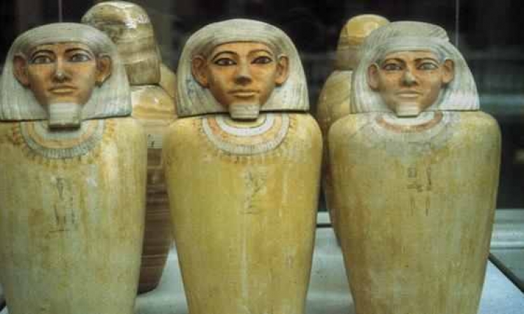 سيدة أمريكية تعيد قطعا اثرية فرعونية لسفارة مصر بواشنطن