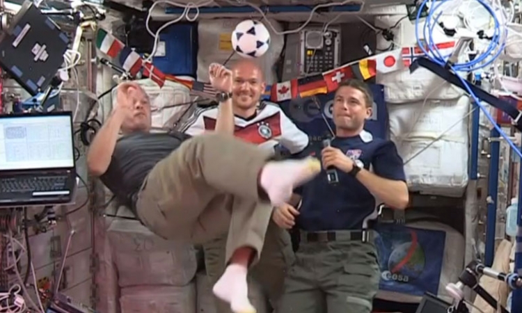 بالفيديو.. حتي في الفضاء .. كأس العالم يخطف الانظار