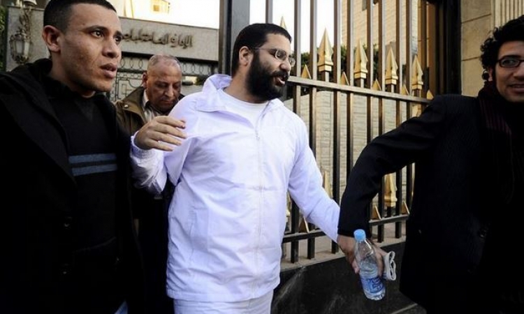 القبض على علاء عبدالفتاح لتنفيذ الحكم بحبسه 15 عاما في قضية احداث مجلس الشورى