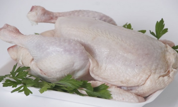 غسل الدجاج قبل الطهي يتسبب في نشر بكتىريا قاتلة