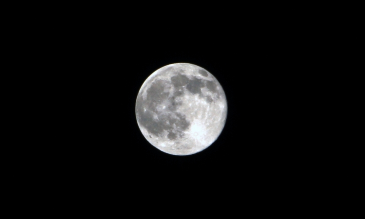 العالم يشهد ظاهرة “القمر العملاق السوبر” مساء اليوم