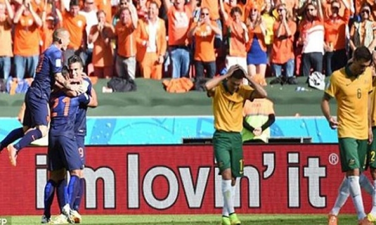 هولندا تهزم أستراليا 3-2 وتضع قدما في دور الـ16 بمونديال البرازيل