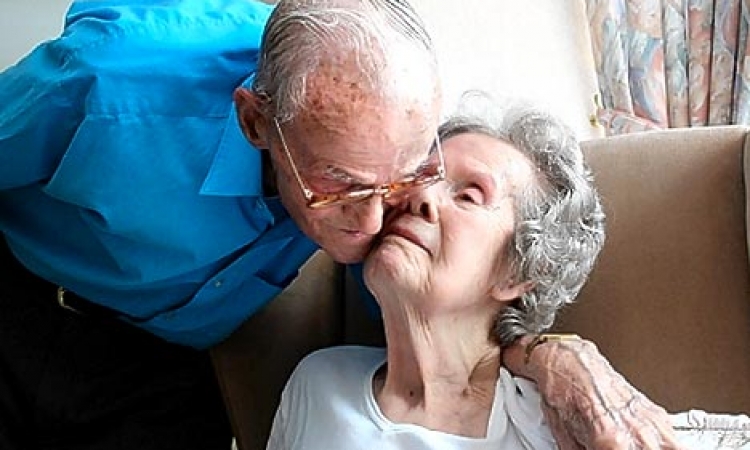 عشر ساعات تفصل بين وفاة زوجين لم يفترقا خلال 68 عاما