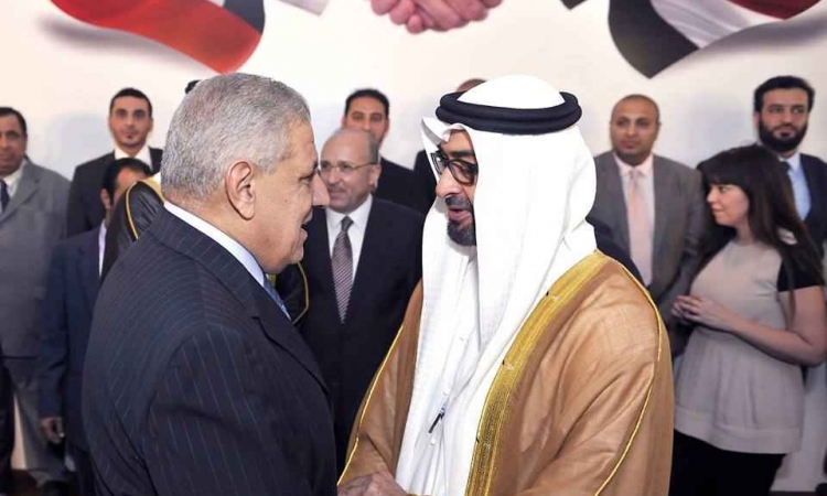 محلب وولي عهد أبو ظبي يتفقدان معرضا للمشروعات التي تمولها الإمارات بمصر