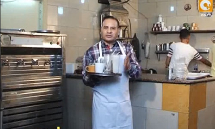 بالفيديو.. «القرموطي» يقدم برنامجه في دور عامل «قهوة » ويوزع «المشروبات» على الزبائن