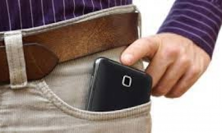 وضع الهاتف المحمول في جيب البنطلون يسبب العقم