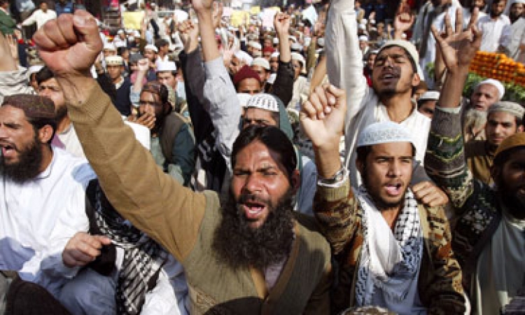 رجل دين باكستاني بارز يهدد بقيادة «ثورة»