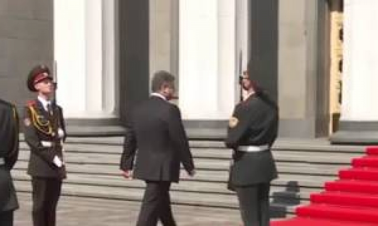 جندي حرس الشرف الاوكراني يسقط امام الرئيس الجديد