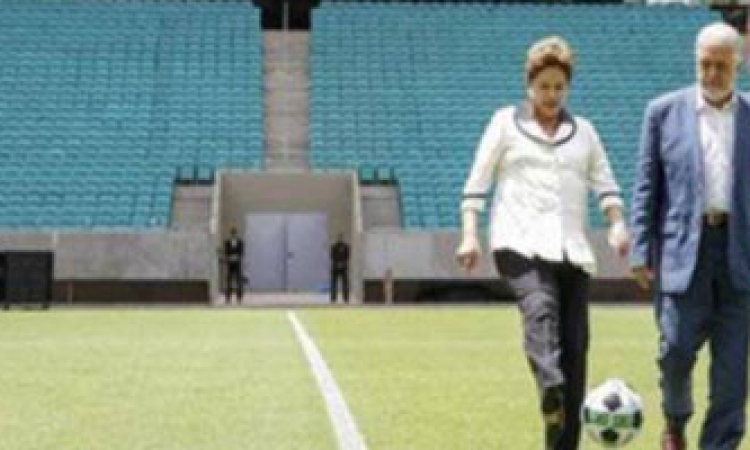رئيسة البرازيل تستعرض مهارتها بالكرة عشية انطلاق المونديال