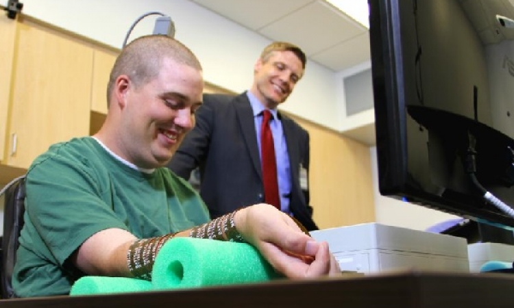 رقاقة إلكترونية لمساعدة مرضى الشلل على تحريك اليد باستخدام الأفكار