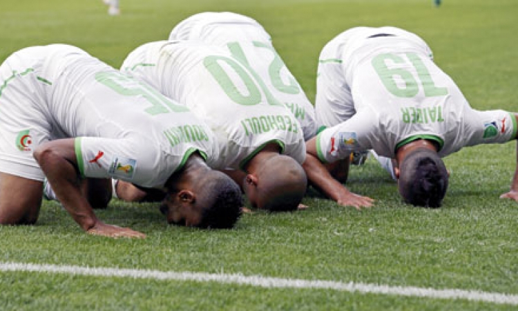 لاعبو الجزائر يوافقون على الإفطار غدًا لمواجهة ألمانيا