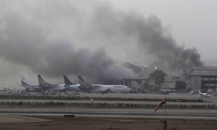28 قتيلا ضحايا هجوم طالبان باكستان على مطار كراتشي